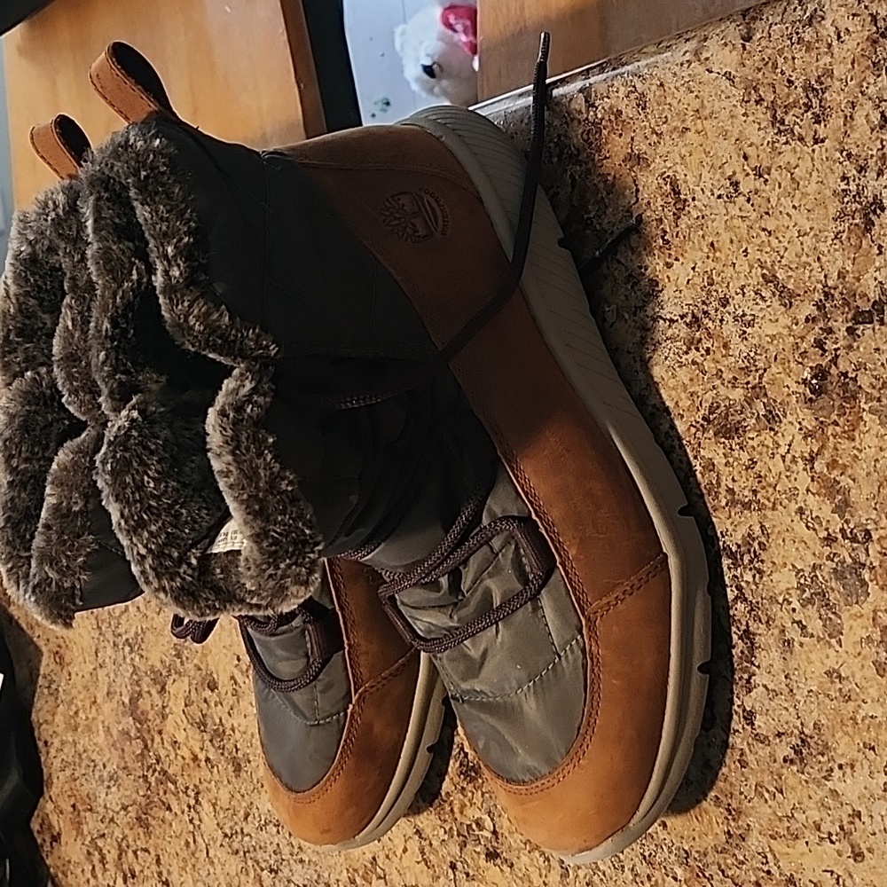 Timberland waterproof hoverlite women's 7 5 like new condition very warm